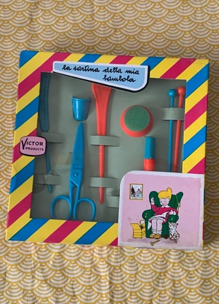 Petit Coffret Jouet Vintage Italien - Années 70 - Neuf en boîte - La Couturière, brand: Collection, condition: New with tags, €22.00, €23.80 includes Buyer Protection Pro