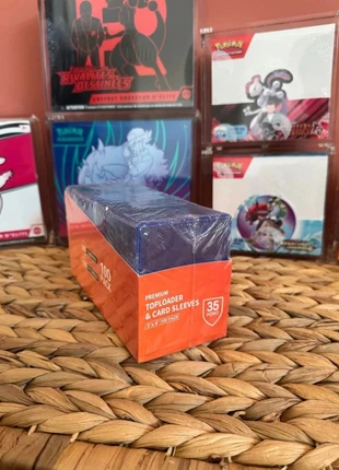 100 Toploader Bleus + 100 Card Sleeves, condizioni: Ottime, €9.90, €11.10 include la Protezione acquisti Pro