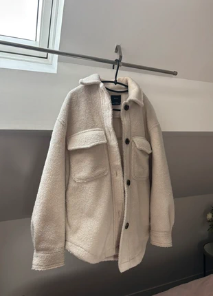 veste chemise chaude beige, marke: Bershka, zustand: Sehr gut, größe: XS / 34 / 6, 10,00 €, 11,20 € inklusive Vinted-Käuferschutz