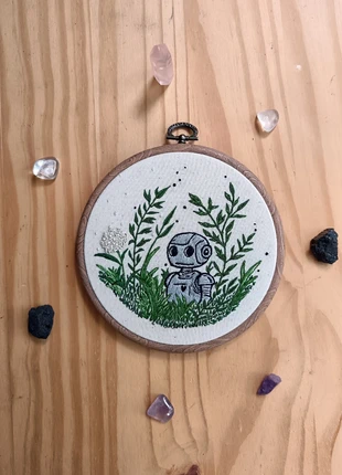 Broderie Entre acier et verdure – Robot et nature – Toile de coton beige 17 cm – Pièce unique, marque: Sous l'oeil de Medeina, état: Neuf avec étiquette, 58,00 €, 61,60 € Protection acheteurs (Pro) incluse