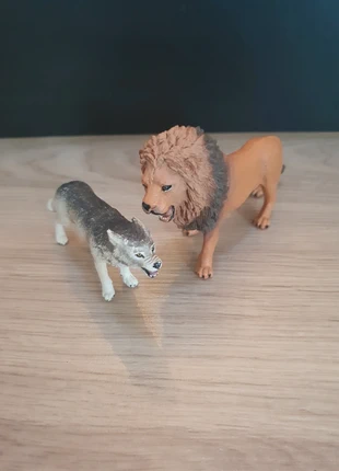 2 figurines lion et loup, merk: Schleich, staat: Heel goed, maat: Prematuur, tot 44 cm, € 6,00, € 7,00 inclusief Kopersbescherming