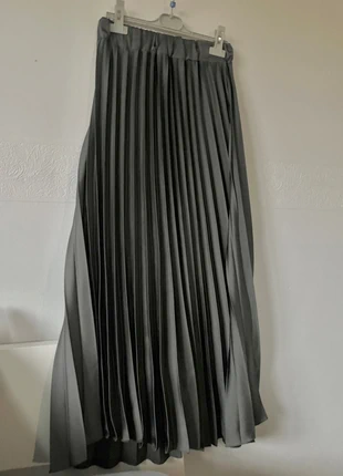 Jupe longue plissée argenté taille unique, marque: Boutique Parisienne, état: Très bon état, taille: Taille unique, 12,00 €, 13,30 € Protection acheteurs incluse