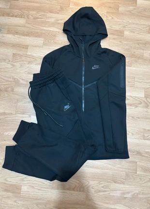 Nike tech noir, marque: Nike, état: Neuf sans étiquette, taille: L, 80,00 €, 84,70 € Protection acheteurs incluse