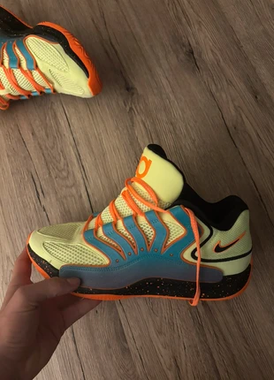 Kd18 jaune et orange, marque: Nike, état: Neuf sans étiquette, taille: 44, 120,00 €, 126,70 € Protection acheteurs incluse