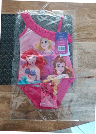 Maillot de bain fille 1 pièce Disney Princesses - 2/3 ans (92/98 cm), marque: Disney Princess, état: Neuf avec étiquette, taille: 24-36 mois / 92 cm, 7,90 €, 9,00 € Protection acheteurs (Pro) incluse