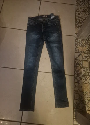 Superbe jeans Guess très bon état XS, marke: GUESS, zustand: Sehr gut, größe: XS / 34 / 6, 4,00 €, 4,90 € inklusive Vinted-Käuferschutz