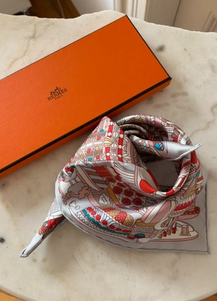 Hermés Silk Scarf „La Patisserie Francaise“, marke: Hermès, zustand: Neu, mit Etikett, 299,00 €, 314,65 € inklusive Vinted-Käuferschutz