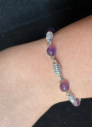 Braccialetto in acciaio con perline viola/lilla, état: Très bon état, 9,00 €, 10,15 € Protection acheteurs incluse