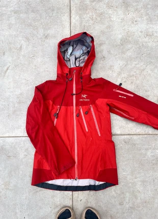 Veste Arc’teryx Bêta Lt Gore-Tex XCR rouge | M femme, marca: Arc'teryx, estado: Satisfatório, tamanho: M / 38 / 10, €140.00, €147.70 inclui Proteção do Comprador
