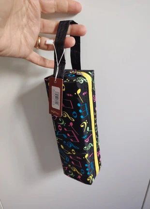 Astuccio cerniera con note musicali, brand: Agifty, condizioni: Nuovo con cartellino, €8.00, €9.10 include la Protezione acquisti