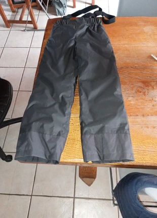 Pantalon de ski, marque: Decathlon, état: Très bon état, taille: 10 ans / 140 cm, 9,00 €, 10,15 € Protection acheteurs incluse