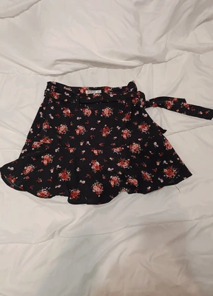 Falda pantalón negra con flores, marque: Stradivarius, état: Très bon état, taille: M / 38 / 10, 4,00 €, 4,90 € Protection acheteurs incluse