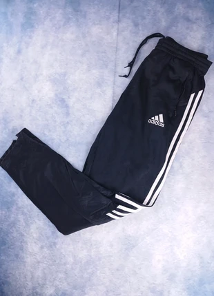 Jogging Adidas noir vintage – Bandes & logo blanc – Taille M → 40-42 – Très bon état, marque: adidas, état: Très bon état, taille: M, 19,00 €, 20,65 € Protection acheteurs incluse