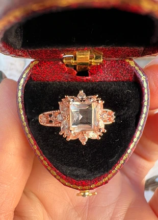 Anello Stile Principessa con Quarzo Chiaro Naturale – Argento 925 Placcato Oro Rosa, brand: Naturale, condizioni: Nuovo con cartellino, taglia: Regolabile, €27.00, €29.05 include la Protezione acquisti