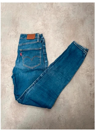 Jean Levis 721 High rise skinny W26 L32 Bleu taille 34 Femme, marque: Levi's, état: Très bon état, taille: XS / 34 / 6, 25,00 €, 26,95 € Protection acheteurs incluse
