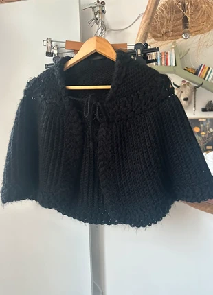 Mooie handwerk gemaakte wollen omslagdoek / sjaal zwart, merk: Handgemaakt, staat: Heel goed, € 5,00, € 5,95 inclusief Kopersbescherming