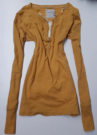 Vintage H&M Henley – Senfgelb mit Verzierung & Spitzen-Knopfleiste 💛, brand: H&M, condizioni: Ottime, taglia: S / IT 40 / EU 36, €18.00, €19.60 include la Protezione acquisti