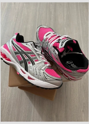 Asics Kayano 14 rose gris taille 44 neuve, merk: Asics, staat: Nieuw met prijskaartje, maat: 44, € 50,00, € 53,20 inclusief Kopersbescherming