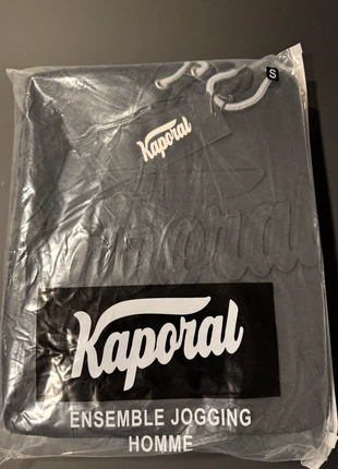 Jogging, merk: Kaporal, staat: Nieuw met prijskaartje, maat: S, € 25,00, € 26,95 inclusief Kopersbescherming