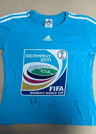 T-shirt Adidas Coupe du Monde Féminine FIFA 2011 – Édition Allemagne – Taille M – Rare – Signé, brand: adidas, condition: Very good, size: M / 38 / 10, €25.00, €26.95 includes Buyer Protection