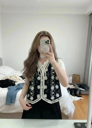 gilet noir en crochet à fleurs blanches style preppy #022, marque: Cottage Académie, état: Très bon état, taille: M / 38 / 10, 23,99 €, 25,89 € Protection acheteurs incluse