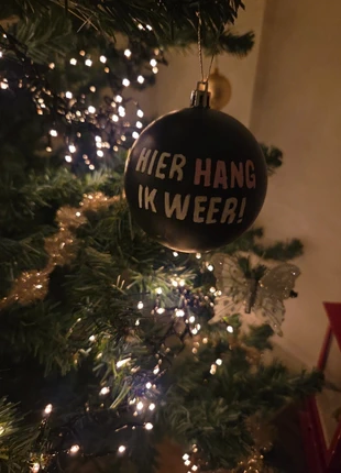 Kerstbal met tekst: hier hang ik weer, staat: Nieuw zonder prijskaartje, € 5,00, € 5,95 inclusief Kopersbescherming