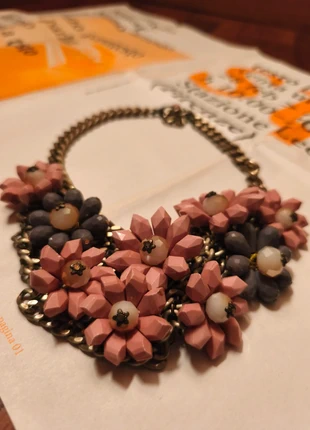 Collana con inserti floreali, merk: Donna, staat: Heel goed, € 8,00, € 9,10 inclusief Kopersbescherming