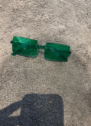 Groene zonnebril, staat: Heel goed, € 2,00, € 2,80 inclusief Kopersbescherming