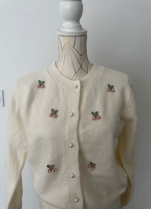 Cardigan fleuri, marke: Boutique indépendante, zustand: Neu, mit Etikett, größe: S / 36 / 8, 23,00 €, 24,85 € inklusive Vinted-Käuferschutz