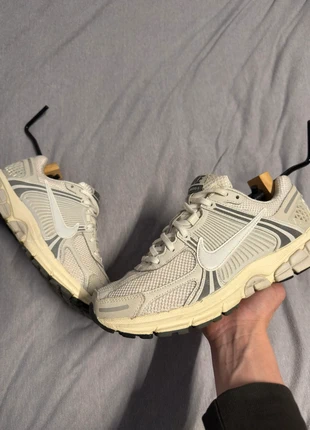 Zoom vomero 5 Platinum, marque: Nike, état: Très bon état, taille: 42, 80,00 €, 84,70 € Protection acheteurs incluse