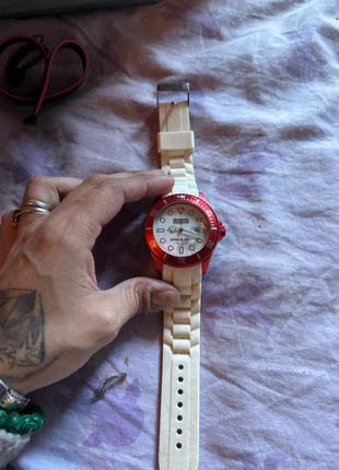 Montre Serge blanc blanche et rouge, marque: Serge Blanco, état: Très bon état, taille: Taille unique, 10,00 €, 11,20 € Protection acheteurs incluse