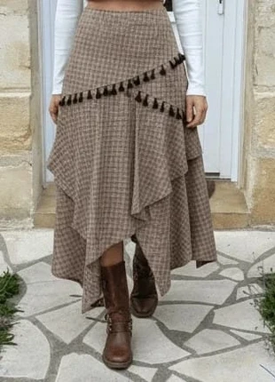 Jupe longue asymétrique à carreaux bohème avec pompons noirs, merk: Liora atelier, staat: Heel goed, maat: S / 36 / 8, € 49,90, € 53,10 inclusief Kopersbescherming