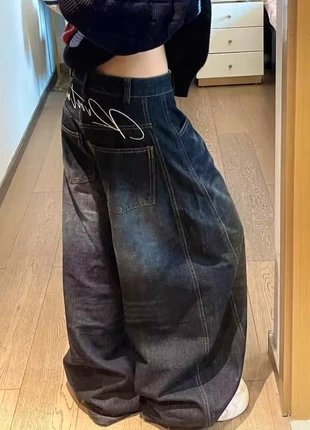 Jeans Baggy Oversize Dark Wash con Ricamo a Firma Bianca (Stile Y2K/Grunge), marque: y2k, état: Neuf avec étiquette, taille: S / 36 / 8, 35,00 €, 37,45 € Protection acheteurs incluse