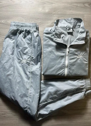 Ensemble veste pantalon Nike club Woven / gris logo brodé blanc / Taille M, merk: Nike, staat: Heel goed, maat: M, € 55,00, € 58,45 inclusief Kopersbescherming
