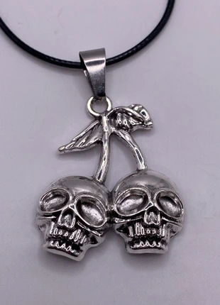 Bellissima collana in acciaio con ciondolo ciliegie di teschi, brand: nessuno, condizioni: Nuovo senza cartellino, €3.00, €3.85 include la Protezione acquisti