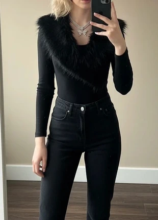 Haut noir col fausse fourrure – style Y2K chic & élégant, marke: véloria, zustand: Sehr gut, größe: S / 36 / 8, 43,90 €, 46,80 € beinhaltet Vinted-Käuferschutz Pro