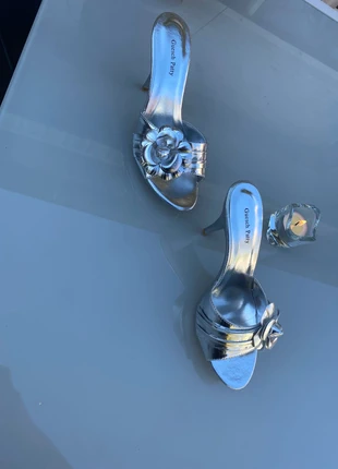 Mules à talons argentées avec fleur, marque: Gleesh Party, état: Neuf sans étiquette, taille: 38, 10,00 €, 11,20 € Protection acheteurs incluse
