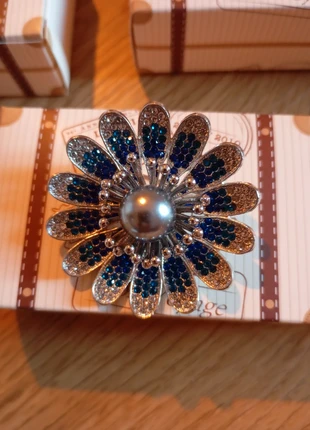 Broche avec la boîte, marca: luxe.fr, estado: Muito bom, €5.00, €5.95 inclui Proteção do Comprador Pro