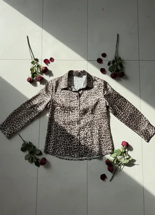 Chemisier Satiné Léopard Boutonné Manches Longues Col Classique, marque: Vintage Dressing, état: Très bon état, taille: M / 38 / 10, 32,99 €, 35,34 € Protection acheteurs incluse