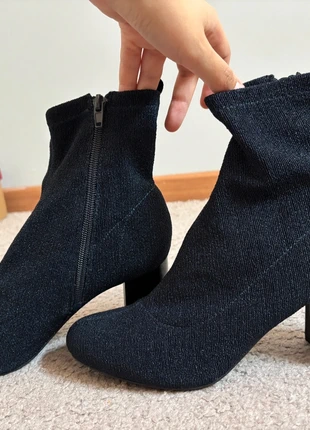 Bottines noires à talons The Divine Factory très bon état, marque: The Divine Factory, état: Très bon état, taille: 39, 12,00 €, 13,30 € Protection acheteurs incluse