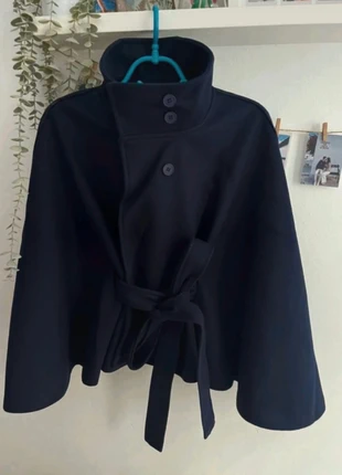 Cape noire tendance avec col montant boutons, marke: Boutique indépendante, zustand: Sehr gut, größe: M / 38 / 10, 50,00 €, 53,20 € inklusive Vinted-Käuferschutz