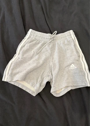 short adidas, marque: adidas, état: Très bon état, taille: S, 7,00 €, 8,05 € Protection acheteurs incluse