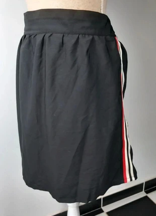Jupe Sporty Chic Kiabi – Noire avec Bandes Rouge/Blanc – T54 – Neuve, marque: Kiabi, état: Neuf sans étiquette, taille: 7XL / 54 / 26, 13,00 €, 14,35 € Protection acheteurs (Pro) incluse