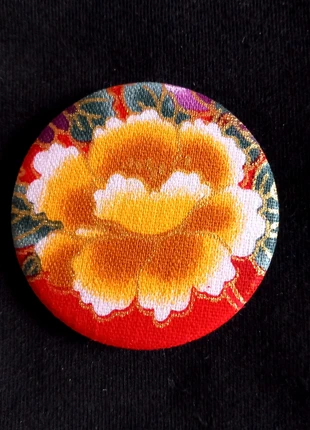 Broche fleur tissu japonais doré, merk: Creatrice, staat: Nieuw met prijskaartje, € 5,00, € 5,95 inclusief Kopersbescherming