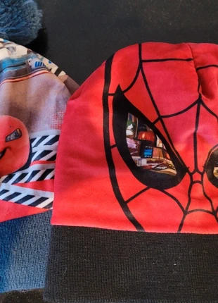 2 bonnets Cars et SpiderMan, brand: Disney, condizioni: Ottime, taglia: 5-8 anni, 54 cm, €2.00, €2.80 include la Protezione acquisti