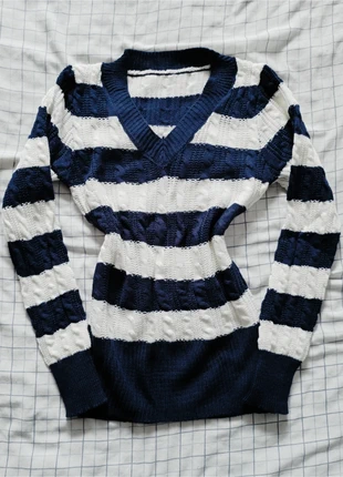 Blue and white sweater v-neck (s), merk: Alternative, staat: Heel goed, maat: S / 36 / 8, € 17,99, € 19,59 inclusief Kopersbescherming Pro