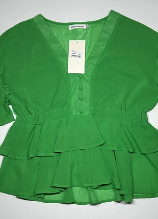 groene blouse met ruches en volants, merk: Bisou's Project, staat: Nieuw met prijskaartje, maat: M / 38 / 10, € 15,00, € 16,45 inclusief Kopersbescherming