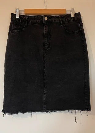 Jupe en jean noire XL – coupe droite tendance, effet effiloché – Parfait état, marque: Denim, état: Très bon état, taille: XL / 42 / 14, 5,00 €, 5,95 € Protection acheteurs incluse
