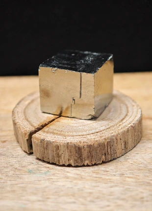 Cube de Pyrite sur socle Amovible - Minéral en provenance d'Espagne, marque: Mineralogie, état: Très bon état, 3,00 €, 3,85 € Protection acheteurs (Pro) incluse