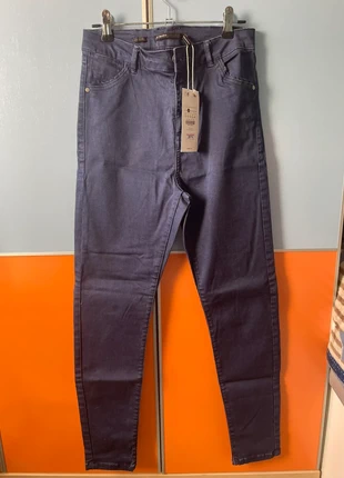 Pantalón vaquero de Bershka NUEVO, marque: Bershka, état: Neuf avec étiquette, taille: S / 36 / 8, 6,99 €, 8,04 € Protection acheteurs incluse